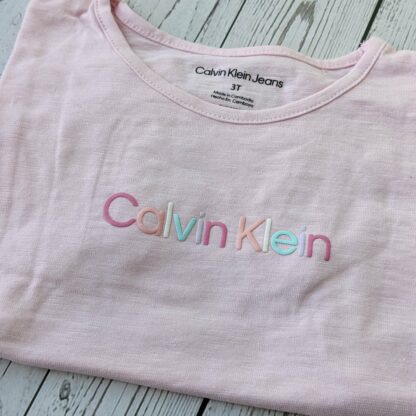 Tüdrukute Calvin Klein kolmene komplekt 2 t-särki + lühikesed püksid - Image 4