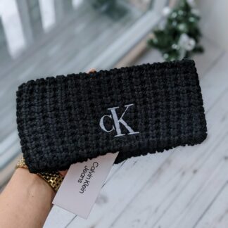 Villane peapael Calvin Klein alpakast (must)