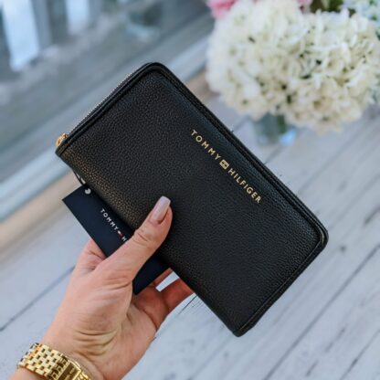 Tommy Hilfiger rahakott (must)