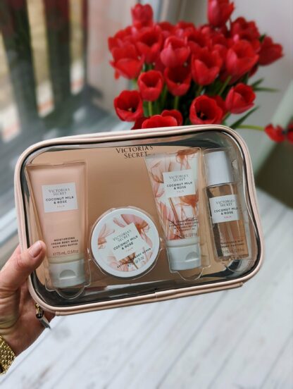 Victoria's Secret Coconut Milk & Rose kinkekomplekt (Kosmeetikakott + Mist + Lotion + Scrub + Wash) - Image 6