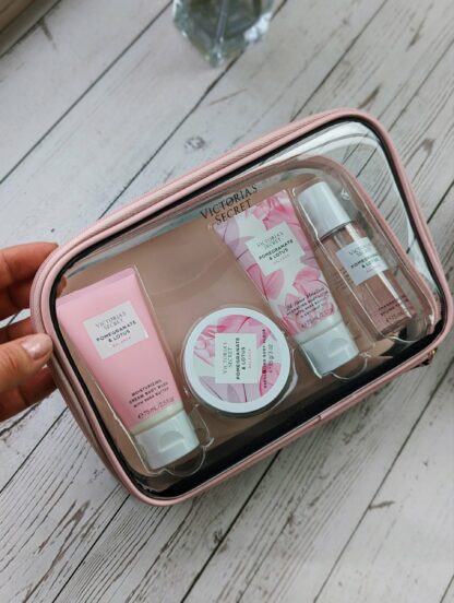 Victoria's Secret Pomegranate & Lotus kinkekomplekt (Kosmeetikakott + Mist + Lotion + Scrub + Wash) - Image 4