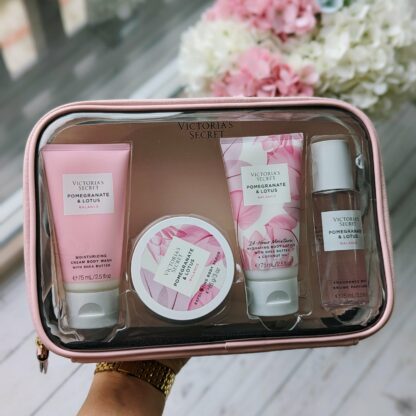 Victoria's Secret Pomegranate & Lotus kinkekomplekt (Kosmeetikakott + Mist + Lotion + Scrub + Wash)