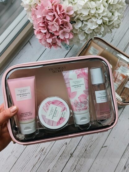 Victoria's Secret Pomegranate & Lotus kinkekomplekt (Kosmeetikakott + Mist + Lotion + Scrub + Wash) - Image 3